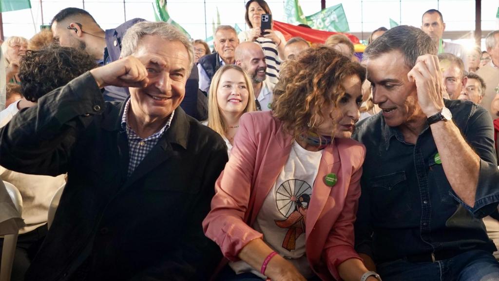Zapatero, María Jesús Montero y Pedro Sánchez, en un acto de campaña de las elecciones andaluzas en Cártama (Málaga), el pasado 1 de mayo.