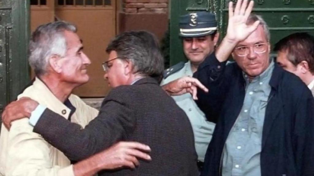 Felipe González abraza a Rafael Vera y José Barrionuevo, a las puertas de la cárcel de Guadalajara, en 1998.