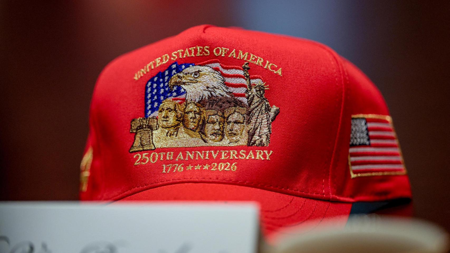 Un sombrero que conmemora el 250 aniversario de los Estados Unidos , y que también incluye el Monte Rushmore, la Estatua de la Libertad y la Campana de la Libertad.