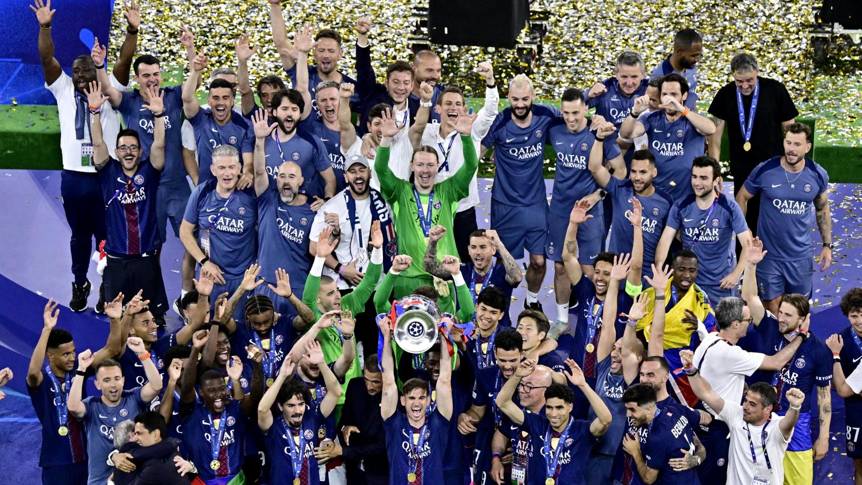  Fabián Ruiz, del Paris Saint-Germain, levanta el trofeo mientras celebra con sus compañeros tras ganar la Liga de Campeones de la UEFA.