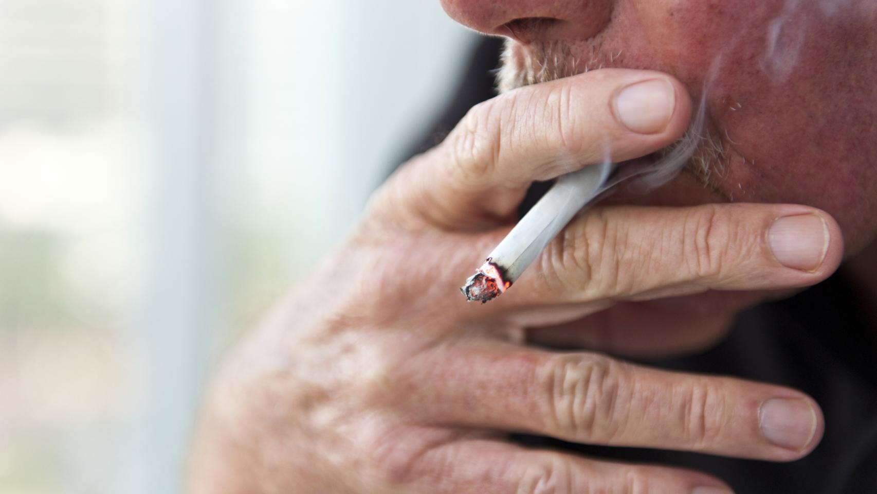 Imagen de archivo de un hombre fumando.