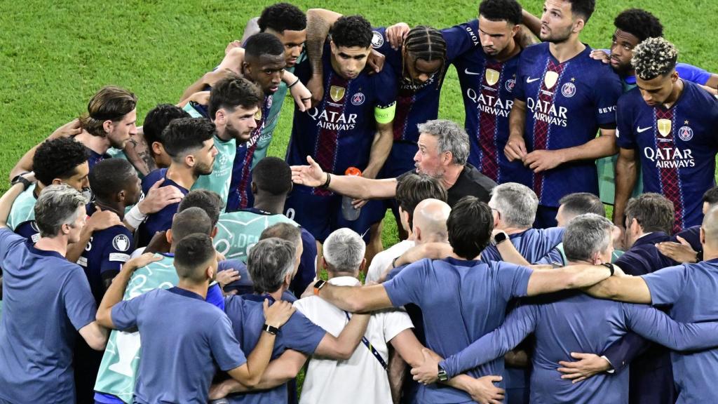 Luis Enrique da instrucciones a sus jugadores antes de la tanda de penaltis.