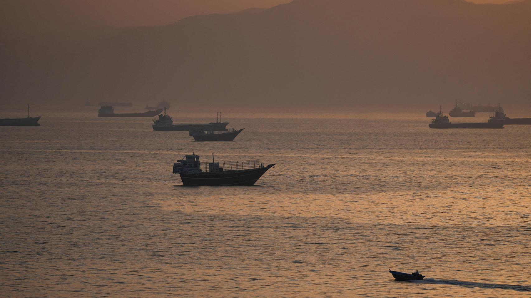 Buques anclados en el estrecho de Ormuz, vistos desde Musandam, Omán, 30 de mayo de 2026.