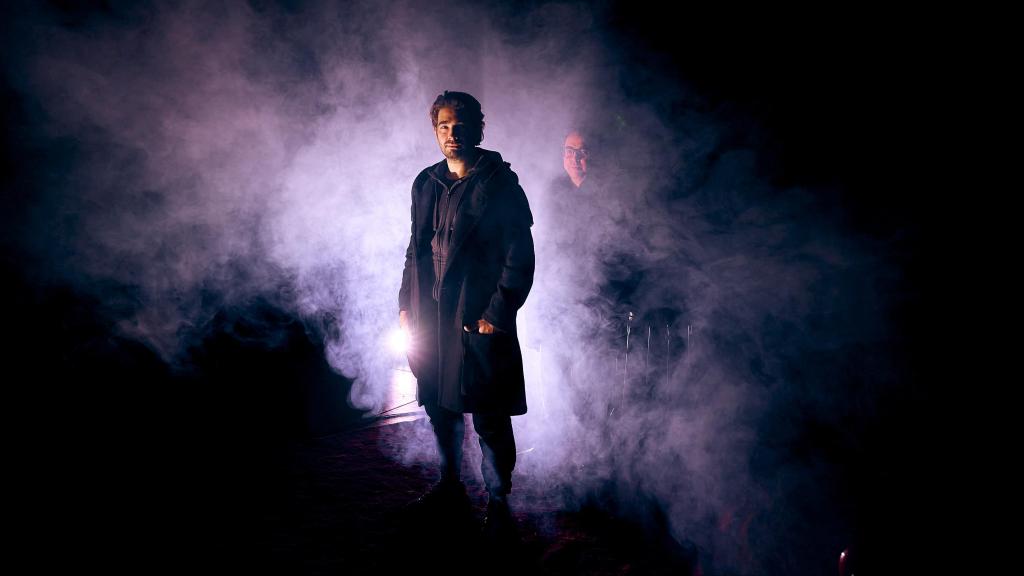 Enric Cambray en 'Hamlet.01'. Tras él, el autor y director Sergi Belbel. Foto: David Ruano