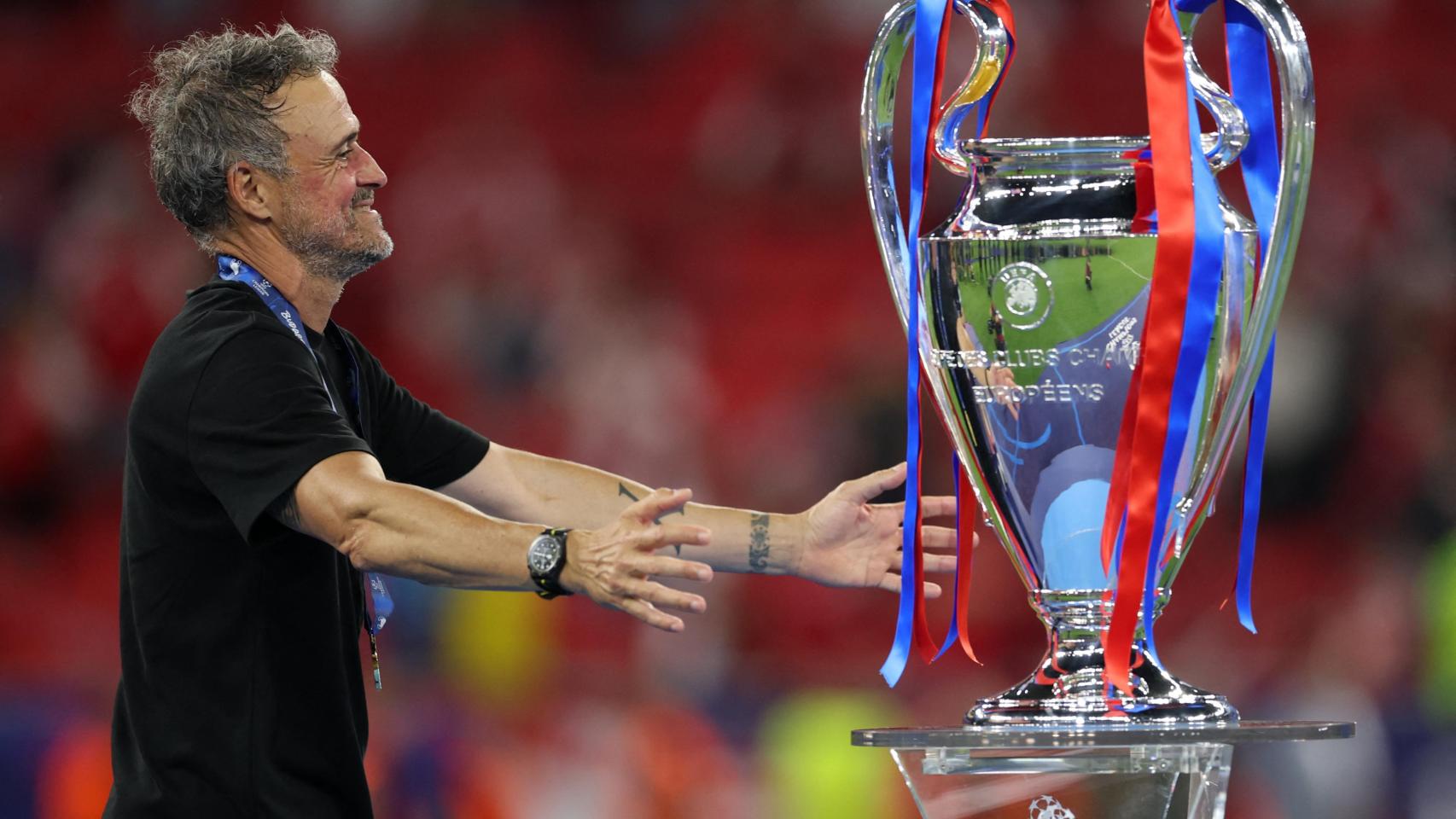 Luis Enrique corre a abrazar la Champions tras ganar al Arsenal.