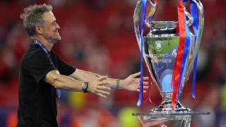 Luis Enrique corre a besar la Champions tras vencer al Arsenal.