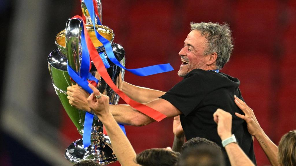 Luis Enrique, tapado con la Champions en las manos.