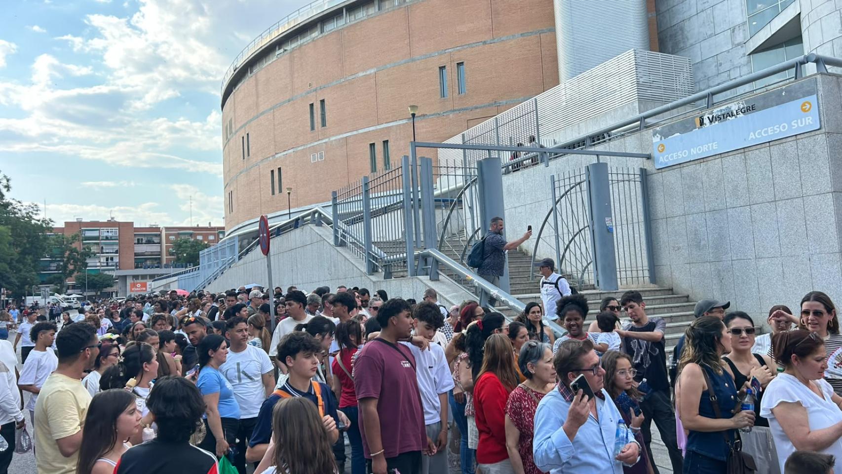 Miles de personas evangélicas hacen cola en las inmediaciones del Palacio Vistalegre de Madrid.