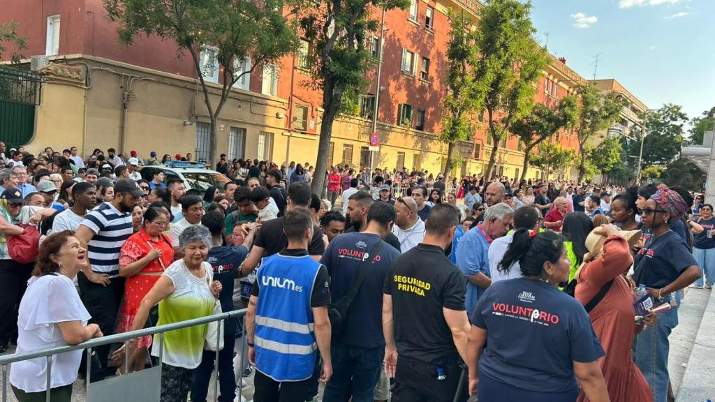 Cientos de personas a las puertas del Palacio de Vistalegre sin poder entrar por cuestiones de aforo.