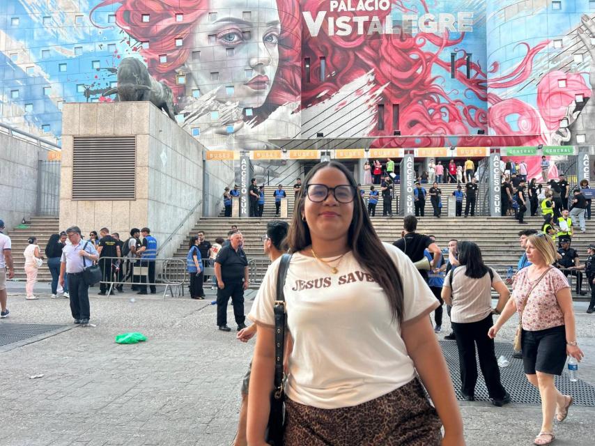 Ana, una joven evangelista esperando a poder entrar en el evento.