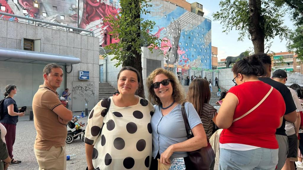 Dos amigas de Estados Unidos y de Rumanía unidas por este acto y la fe evangélica.