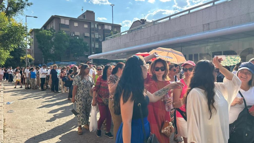 Largas colas de horas al sol para poder entrar a escuchar al predicador Franklin Graham.