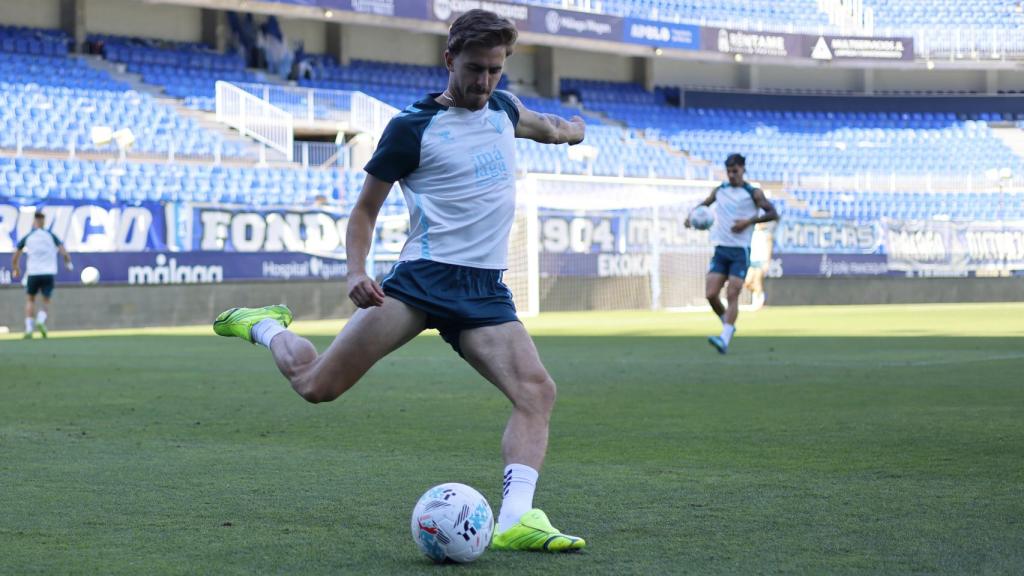 Adrián Niño durante un entrenamiento con el Málaga CF