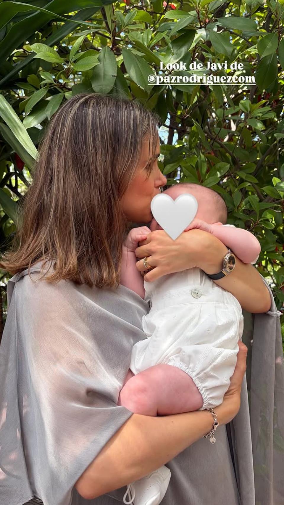 Eugenia Gil, esposa de Javier García Obregón, con su hijo Javi en brazos.