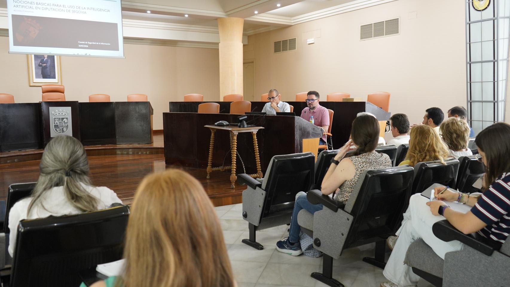 Imagen de la sesión 'Nociones básicas para el uso de la Inteligencia Artificial en la Diputación de Segovia'.