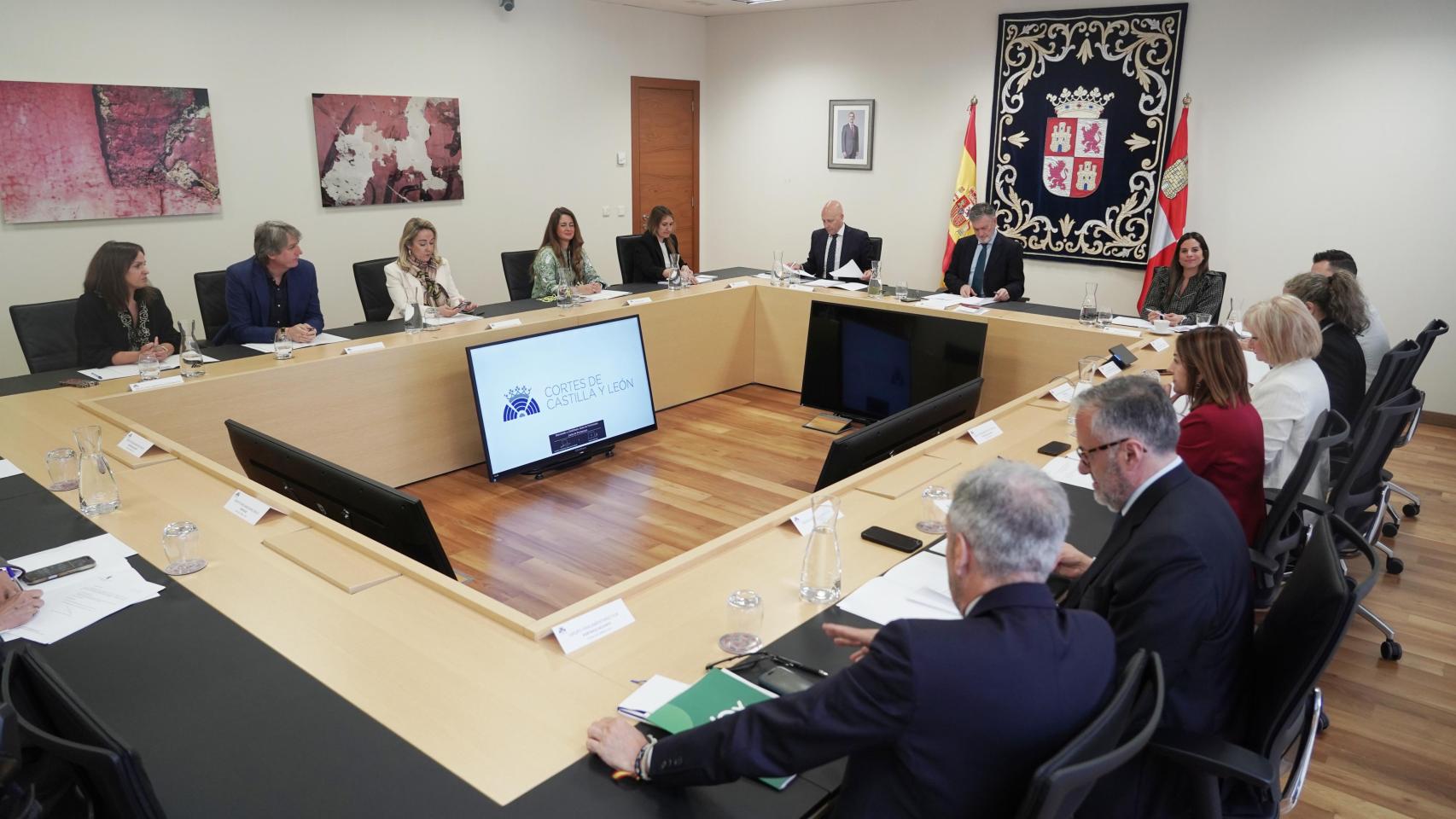 Imagen de la reunión de la Mesa de las Cortes y la Junta de Portavoces