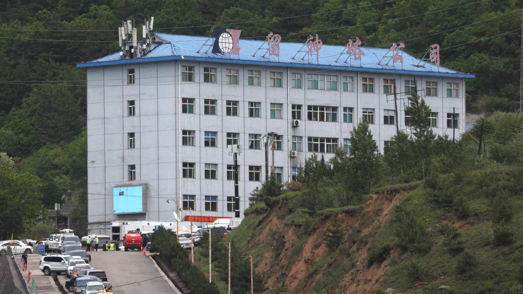 Los rescatistas trabajan en el lugar tras una explosión de gas en la mina de carbón de Liushenyu.