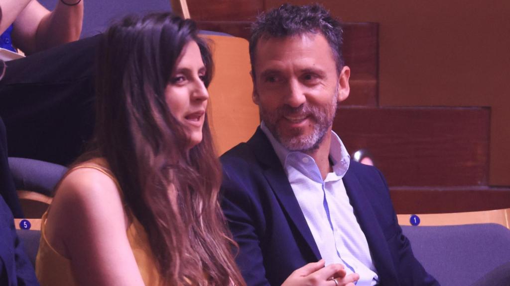 Irene, hermana de Sara Carbonero, y José Luis Cabrera, su pareja, la acompañaron en este acto donde se reconoció su trayectoria profesional.