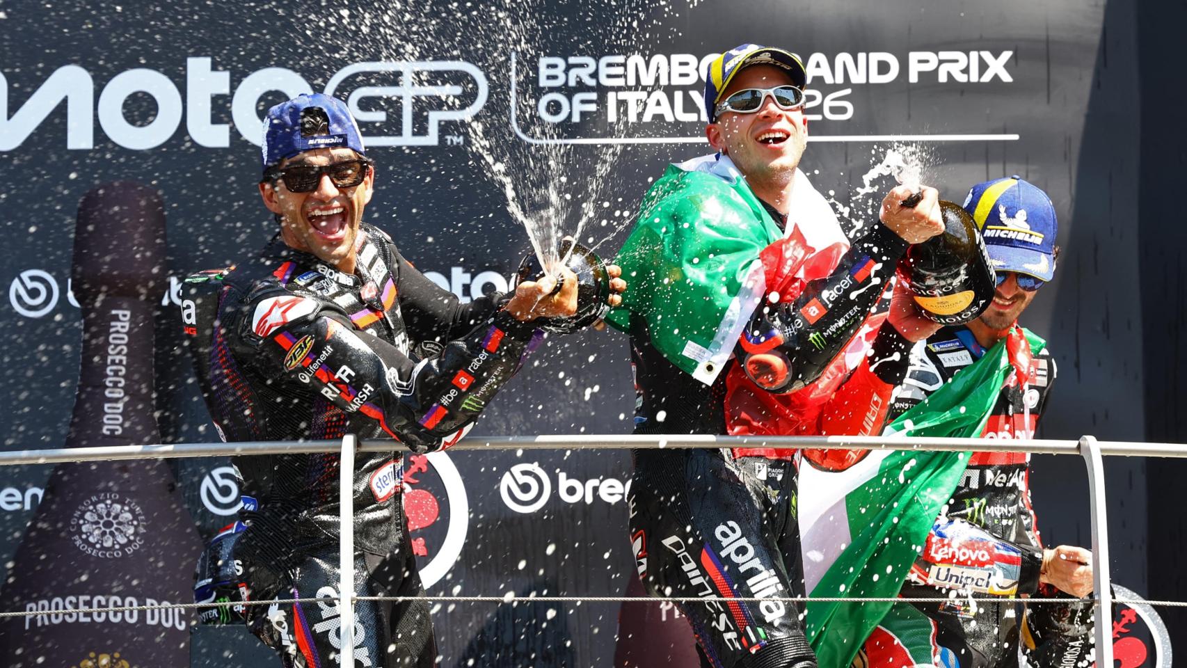 Jorge Martín (izquierda) y Marco Bezzecchi celebran el segundo y primer puesto, respectivamente, en el podio de Mugello.