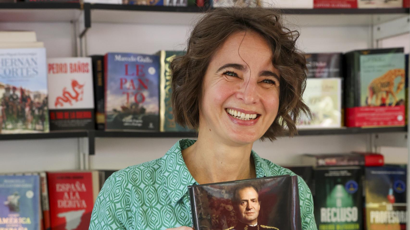 Laurence Debray, en la Feria del Libro de Madrid, con un ejemplar de 'Reconciliación', las memorias del rey Juan Carlos I.