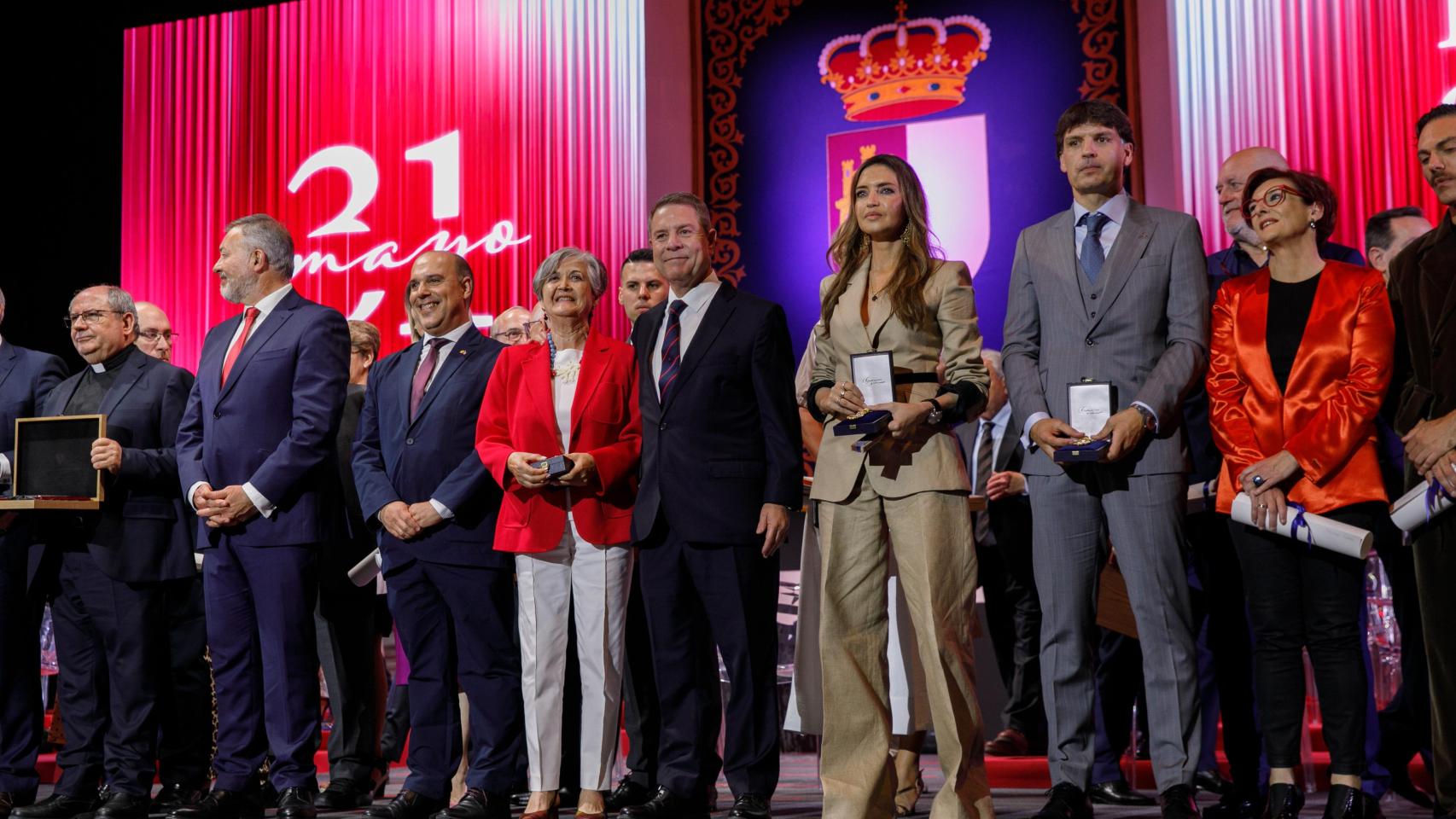 Emiliano García-Page con algunos de los homenajeados por el Día de la Región.