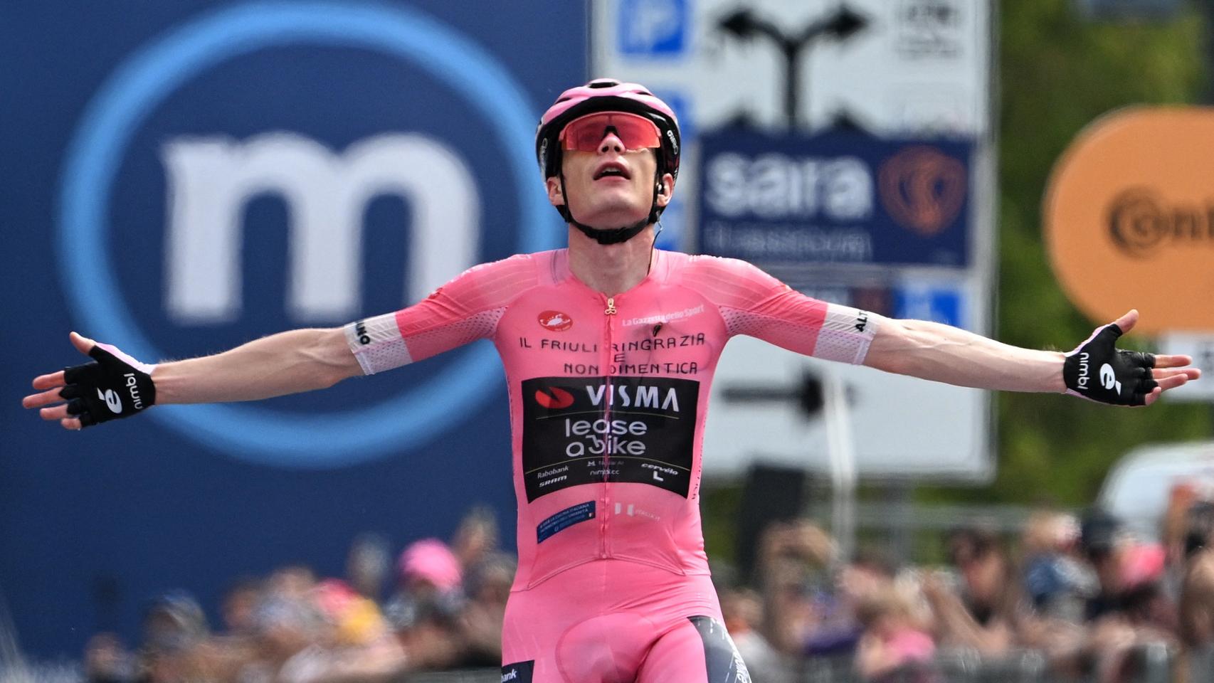 Jonas Vingegaard celebra la victoria en la etapa 20 del Giro de Italia.