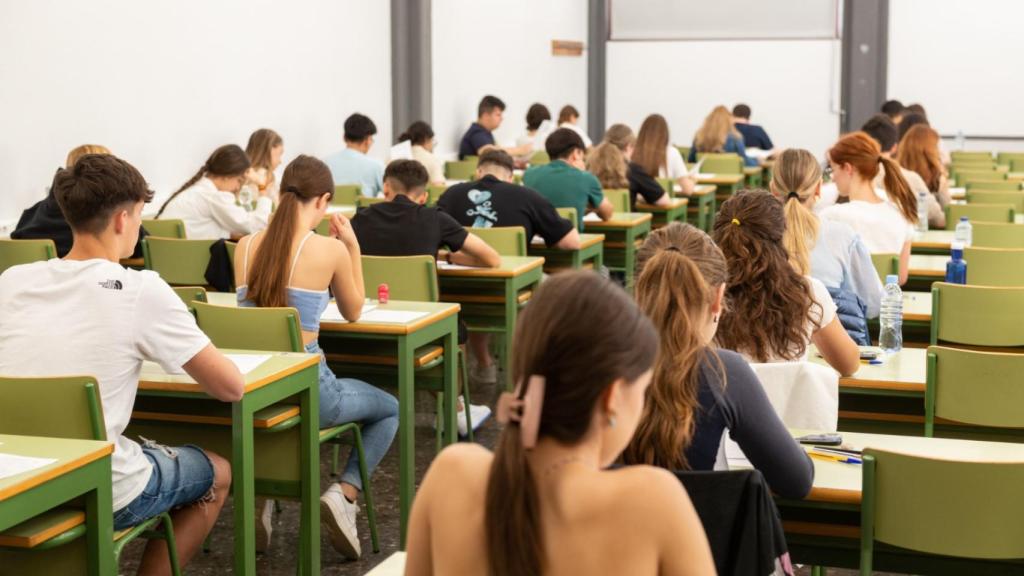Alumnos durante la selectividad 2025.