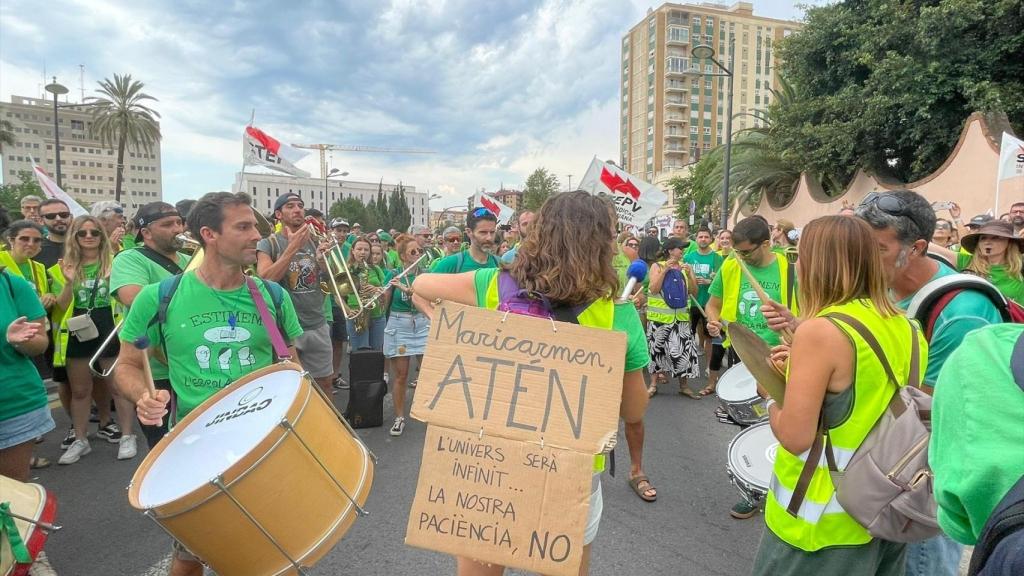 Concentración de profesores este domingo a las puertas de la Conselleria de Educación,en València.