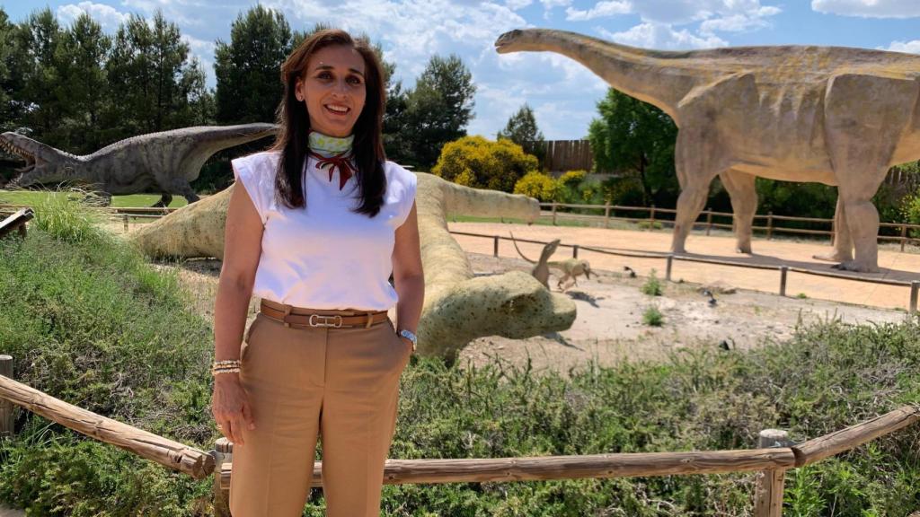 La gerente de Dinópolis, Higinia Navarro, en el particular 'paseo de la fama' del parque.