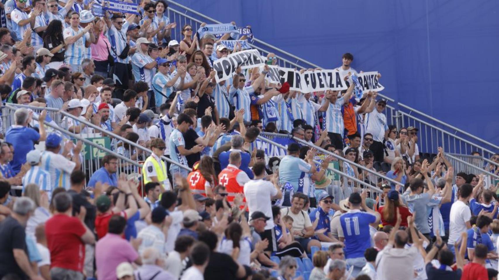 Pancarta de aficionados del Málaga apoyando al Real Zaragoza