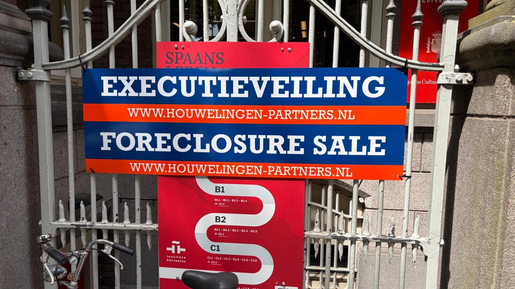 Carteles de 'Se Vende' en la sede del Instituto Cervantes de Holanda. 