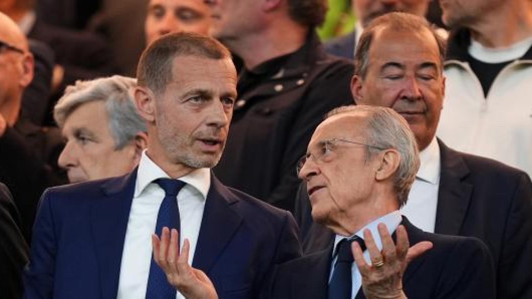 Aleksander Čeferin y Florentino Pérez hablan en el palco del Bernabéu.