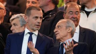 Aleksander Ceferin y Florentino Pérez hablan en el palco del Bernabéu.