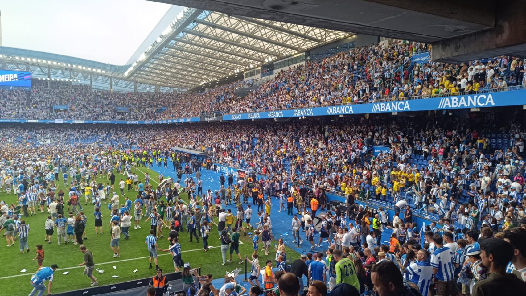 Afición en el campo tras finalizar el partido