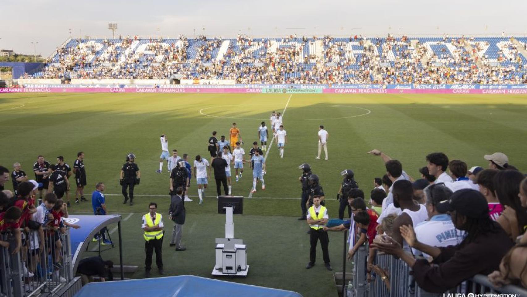 Despedida de los jugadores del Real Zaragoza tras el partido ante el Málaga