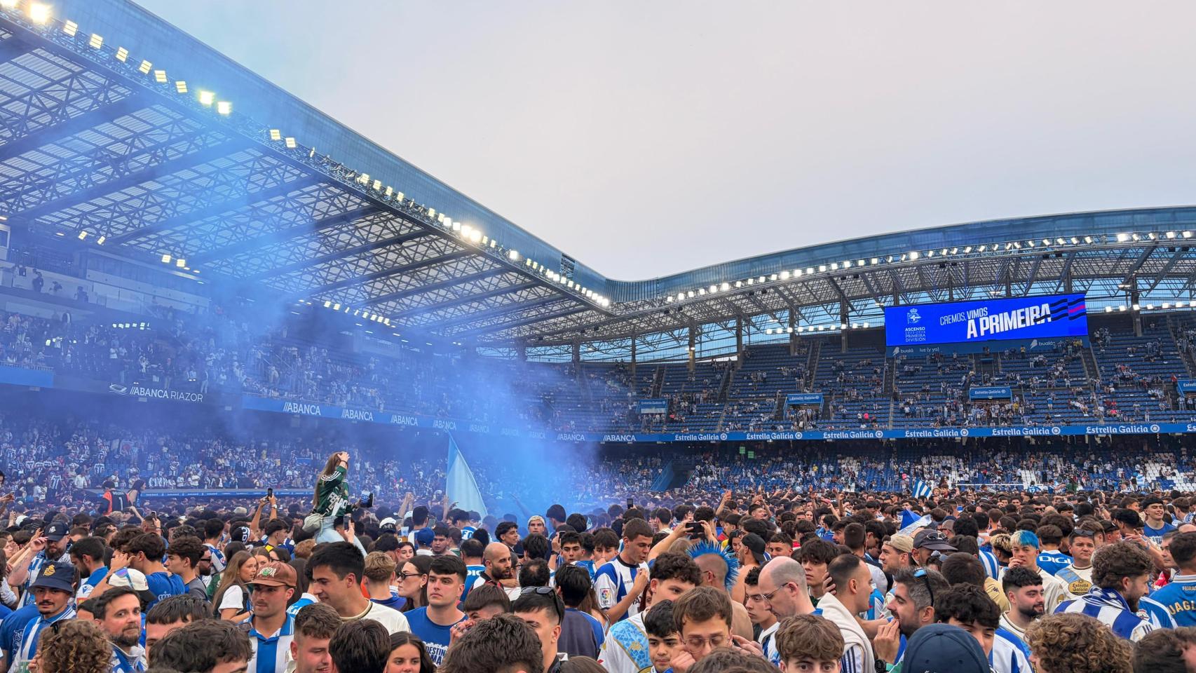 Invasión de campo en el estadio de Riazor.