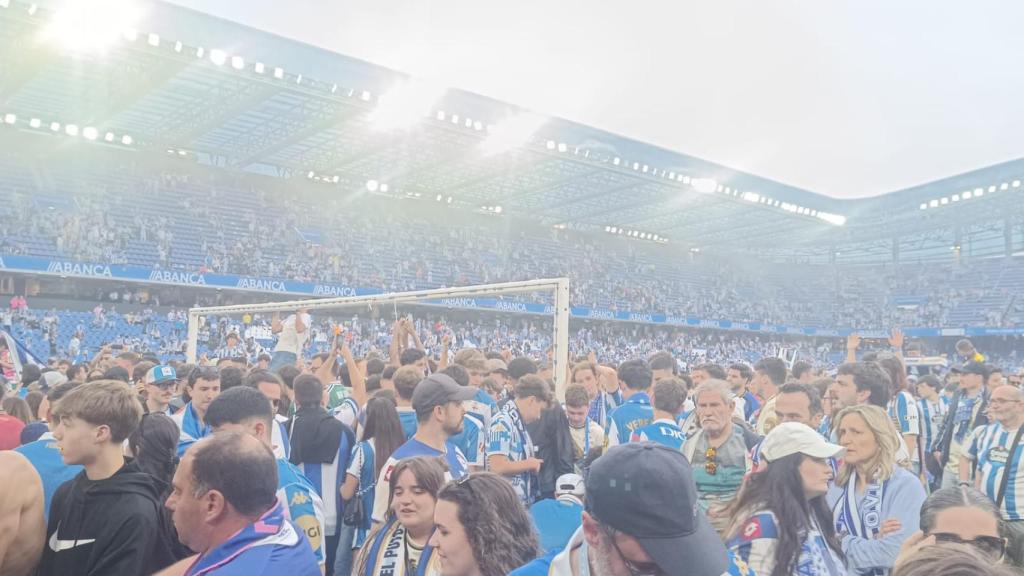 Porterías sin red tras la invasión de campo en Riazor.
