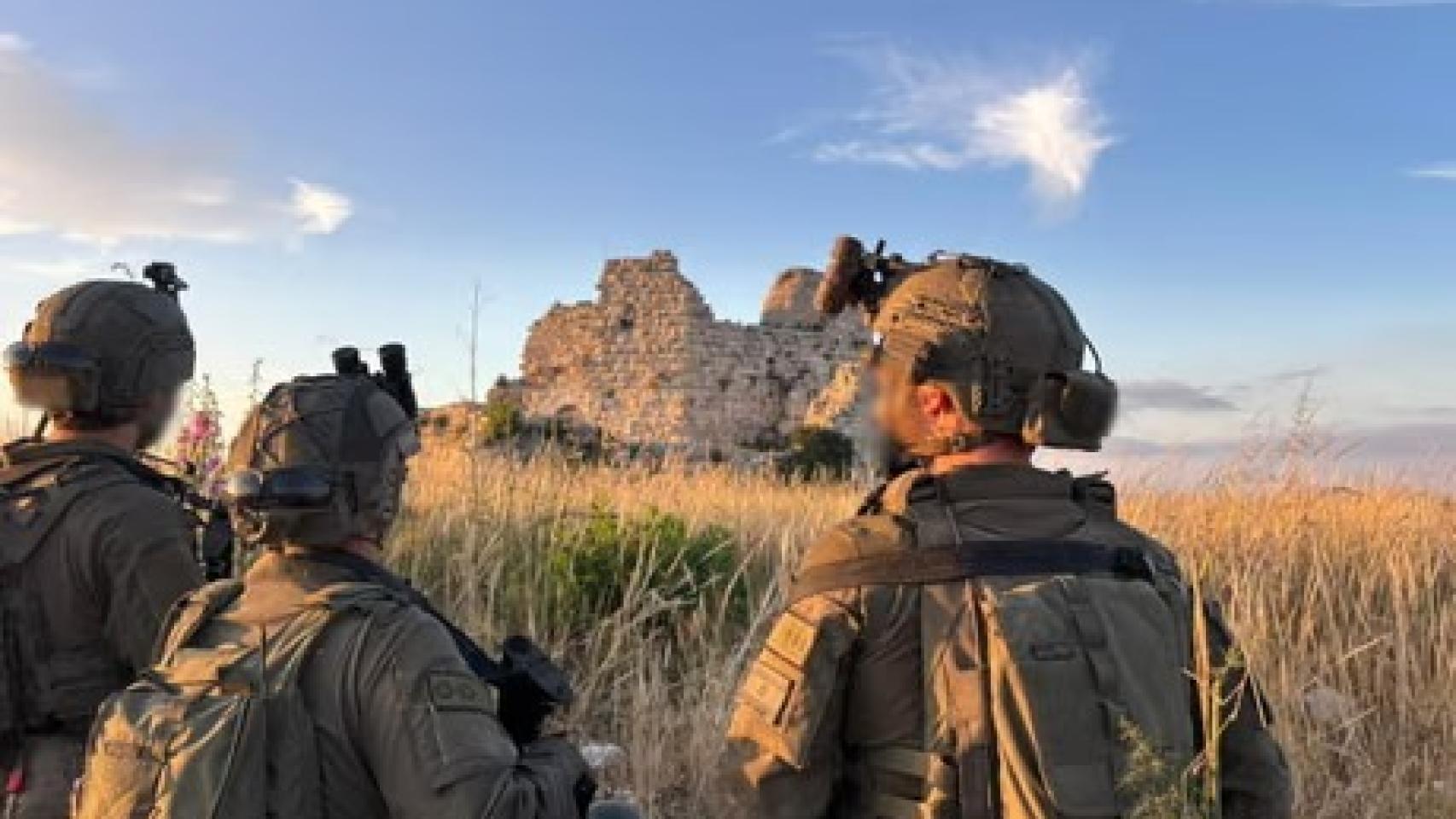 Un grupo de soldados israelíes ante la toma de control del castillo de Beaufort en el sur del Líbano.