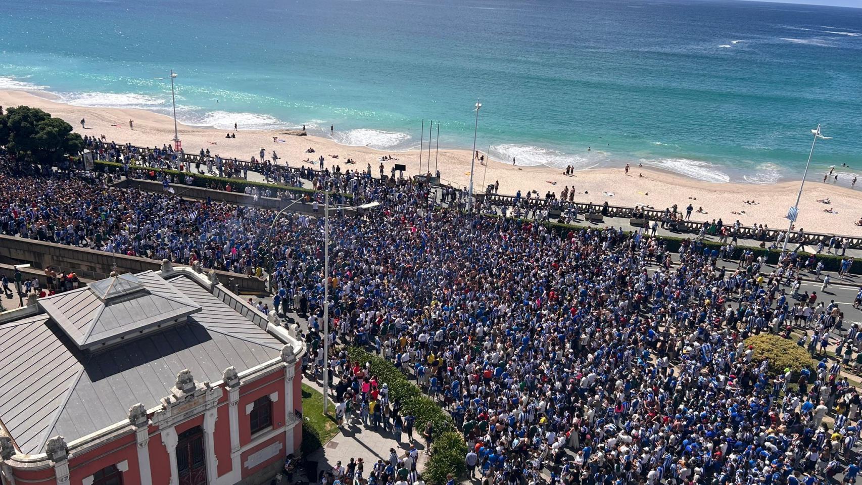 Marea blanquiazul en el paseo marítimo 