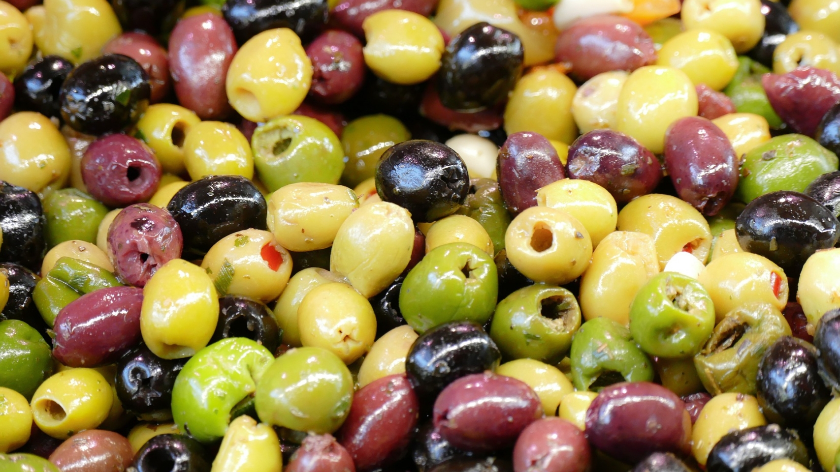 Un cuenco con aceitunas