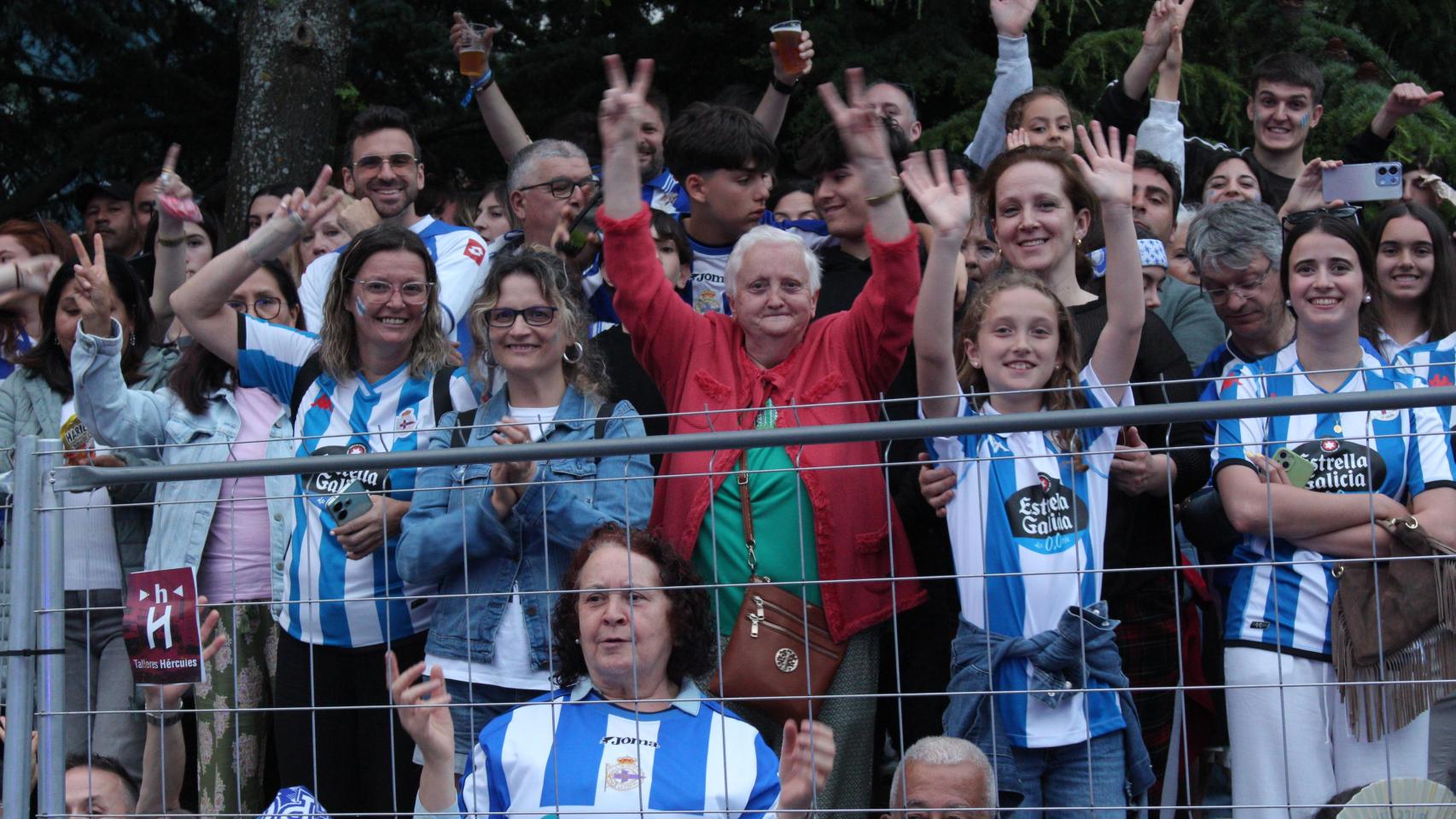 Afición del Dépor en Cuatro Caminos para celebrar el ascenso a Primera.