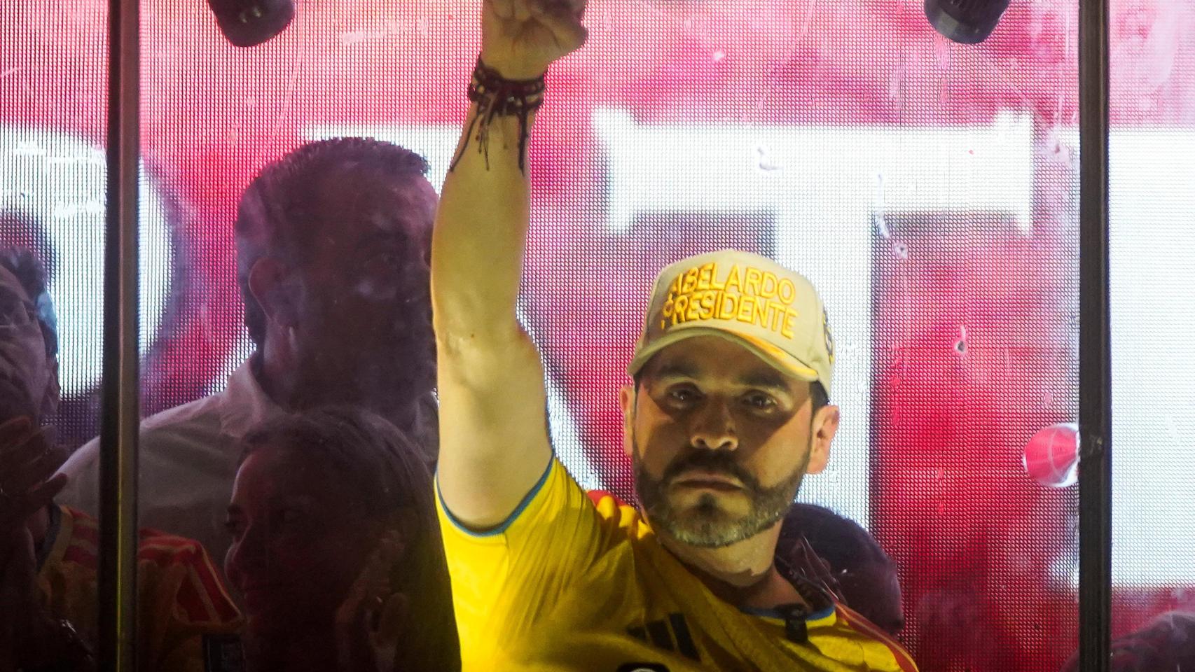El ultraderechista Abelardo De La Espriella celebra su victoria ante sus seguidores en Barranquilla.