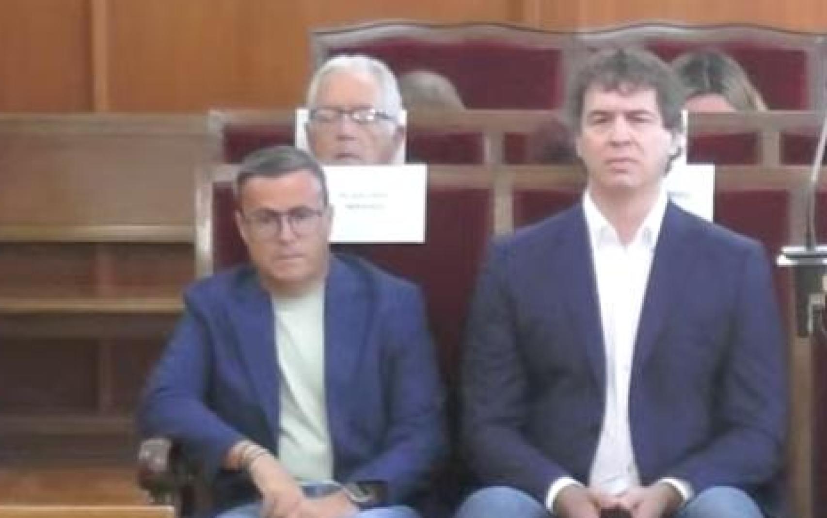 David Sánchez (d) junto a Miguel Ángel Gallardo (i) en el banquillo de los acusados de la Audiencia de Badajoz.