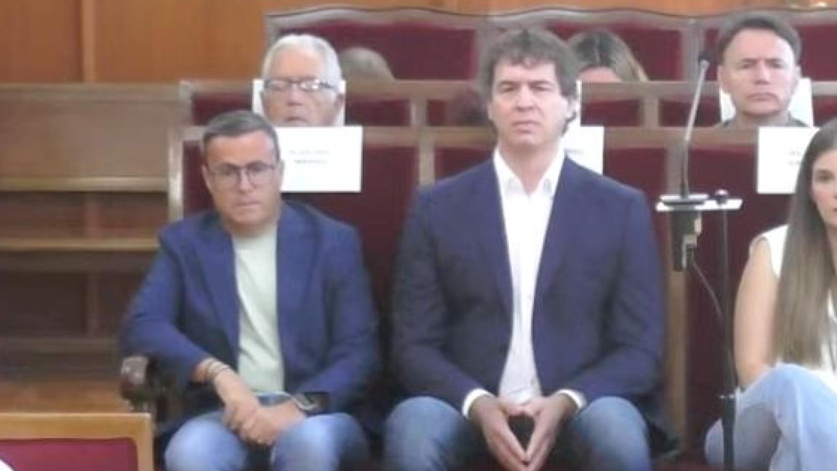 David Sánchez (d) junto a Miguel Ángel Gallardo (i) en el banquillo de los acusados de la Audiencia de Badajoz.