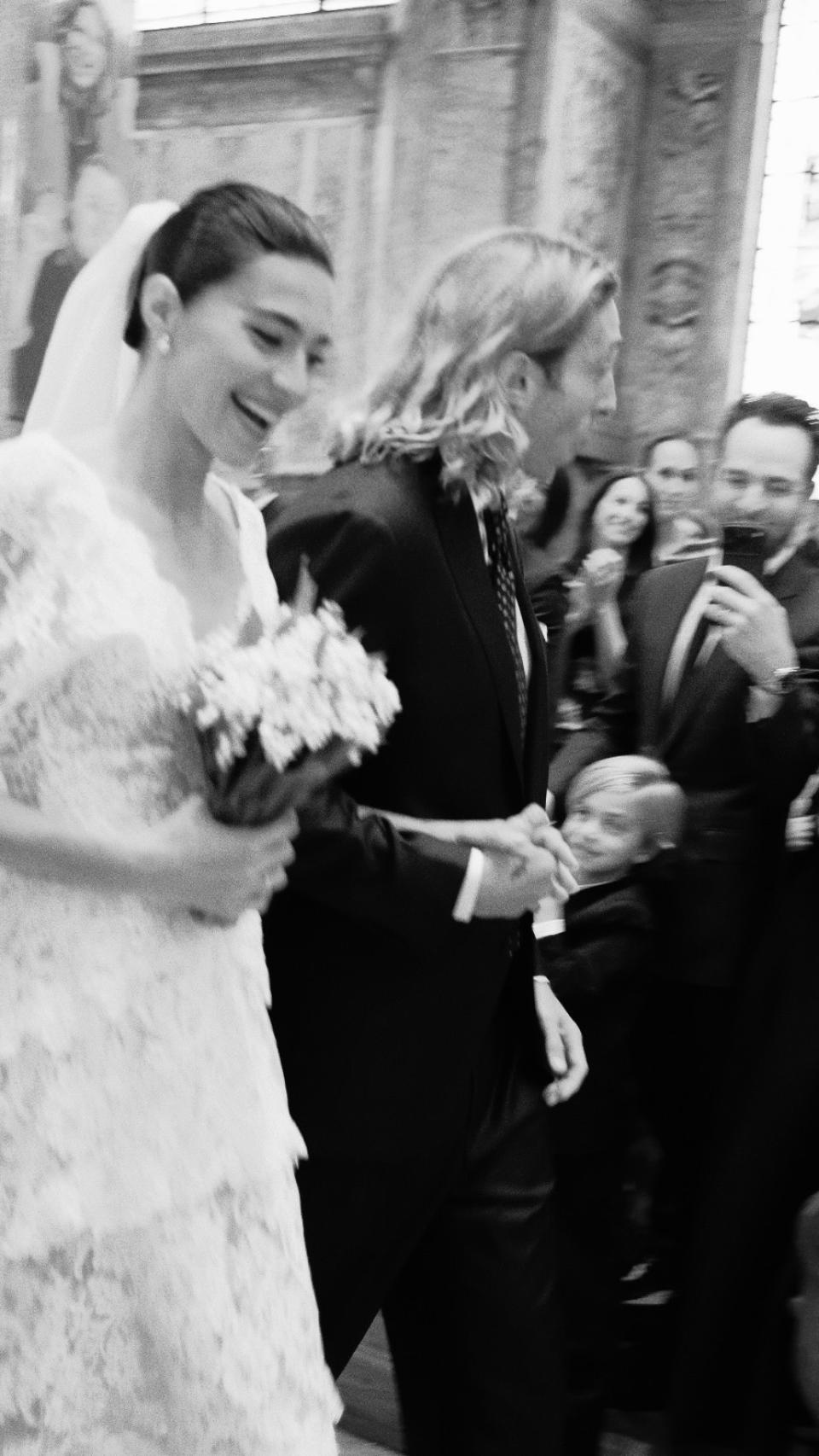 Los novios llegan al altar.