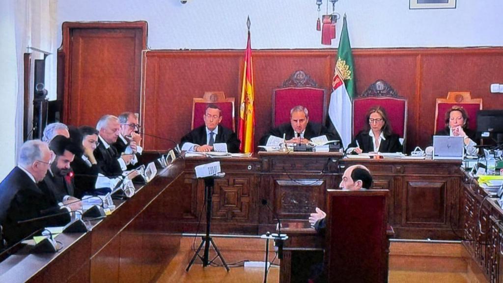 Evaristo Valentí, de espaldas, durante su declaración en la Audiencia Provincial, este lunes.