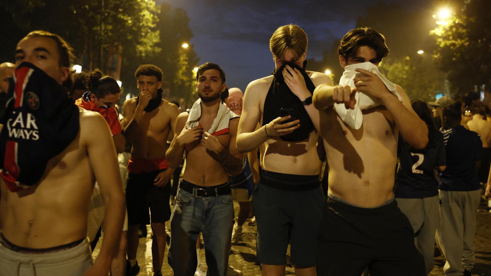 Aficionados del PSG en los festejos por la victoria de su equipo en la Champions League.