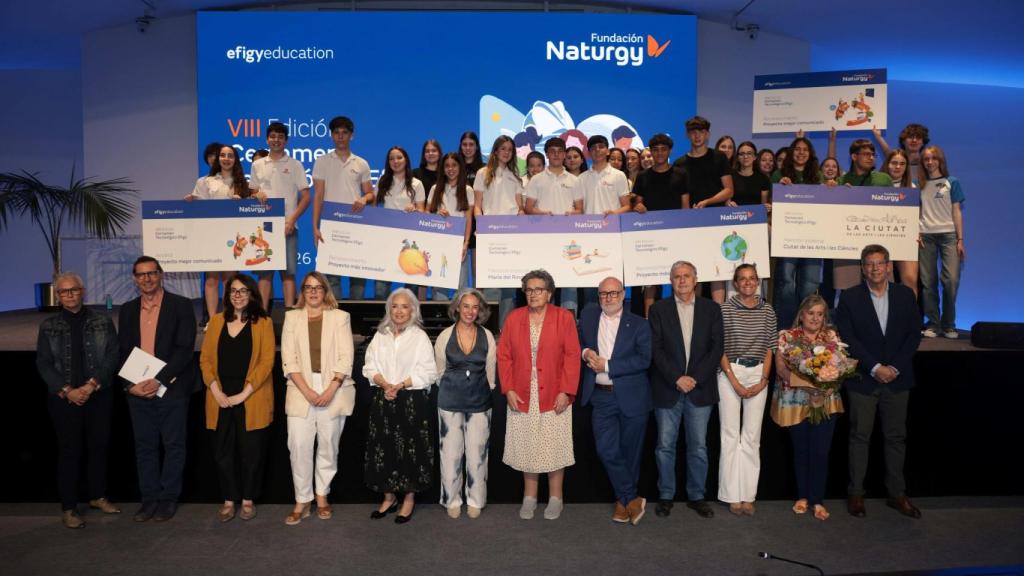 Foto de familia con los galardonados en el VIII Certamen Tecnologico Efigy.