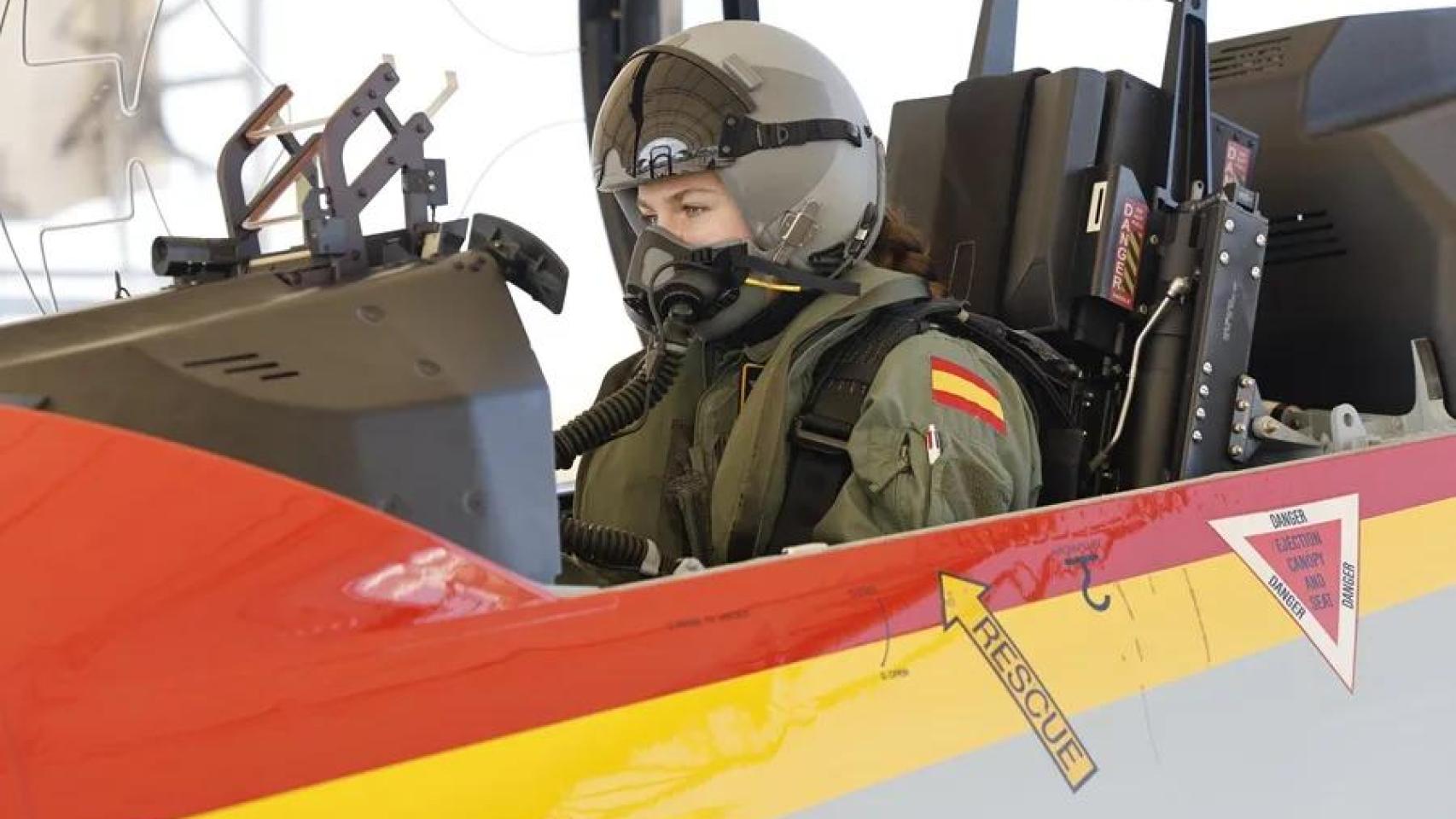 La Princesa Leonor durante un vuelo. EFE
