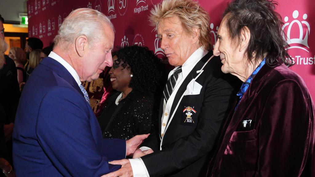 El cantante con el rey Carlos III de Inglaterra.